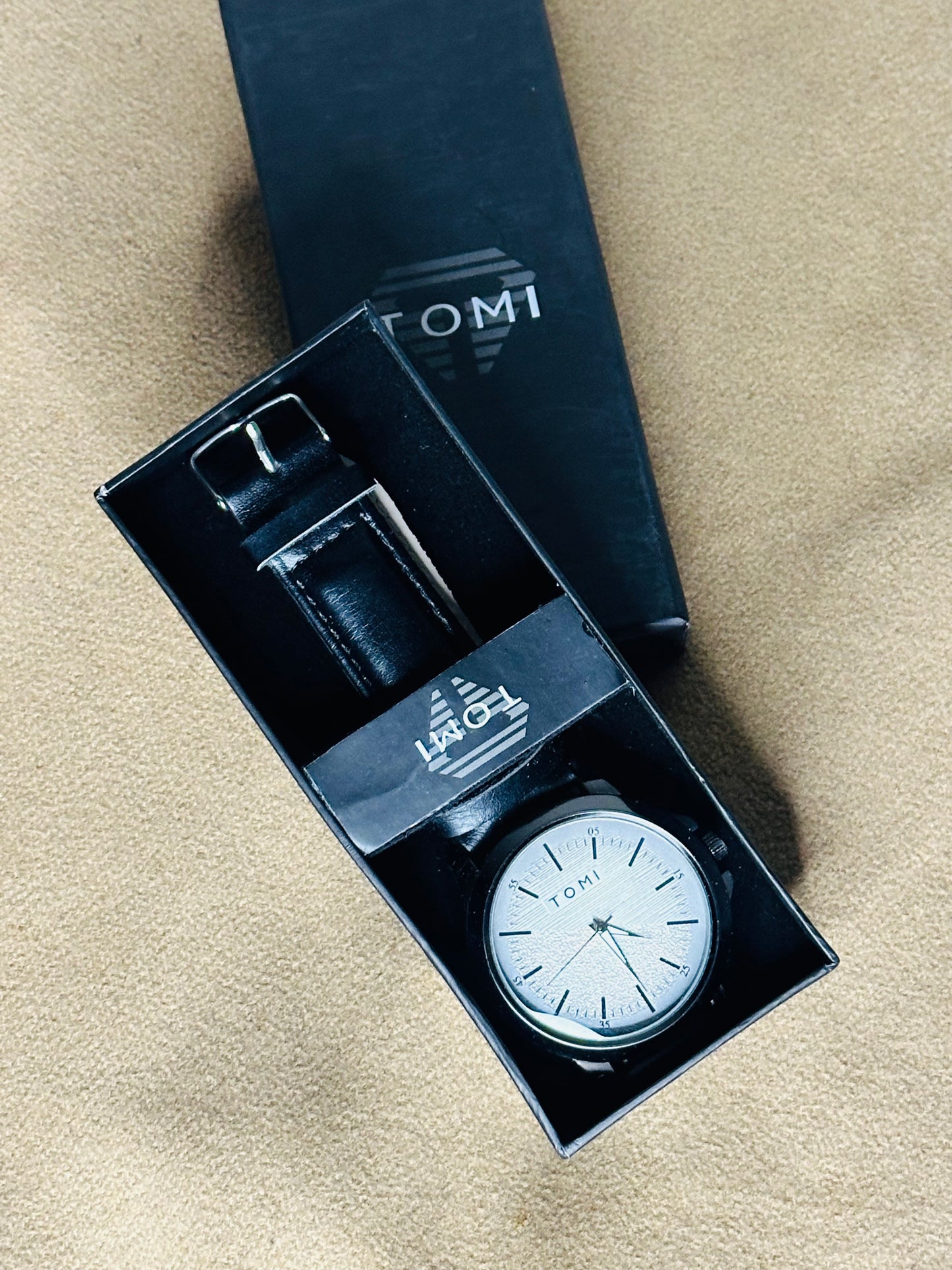 Tomi Grey Dial Leather Strap Watch – Classic Modern Elegance